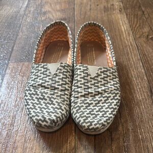 Women's 7.5 Toms Canvas Slip On Shoes